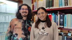 Carlos Eduardo y Francella en la biblioteca Biblioteca Ángela Ruiz Robles, adscrita a la Escuela Politécnica de Ingeniería de Ferrol