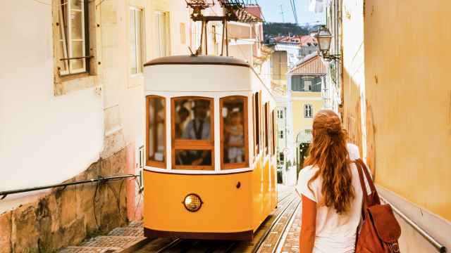 Una turista por las calles de Lisboa (Portugal).