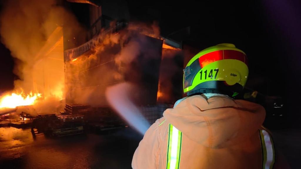 Un bombero trabaja en la extinción de una fábrica, en una imagen de archivo.