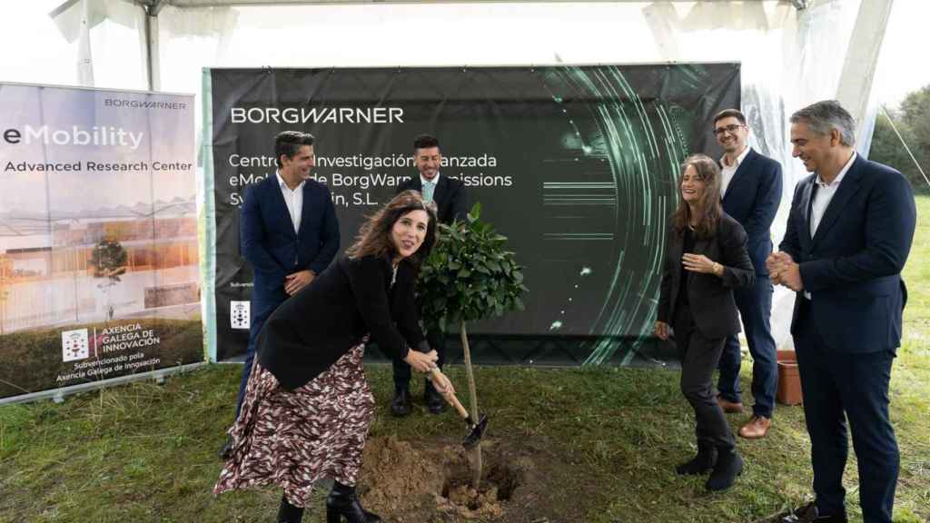 La conselleira de Economía, Industria e Innovación, María Jesús Lorenzana, en la puesta de la primera piedra del Centro de Investigación Avanzada eMobility de BorgWarner en Porto do Molle, Nigrán (Pontevedra).