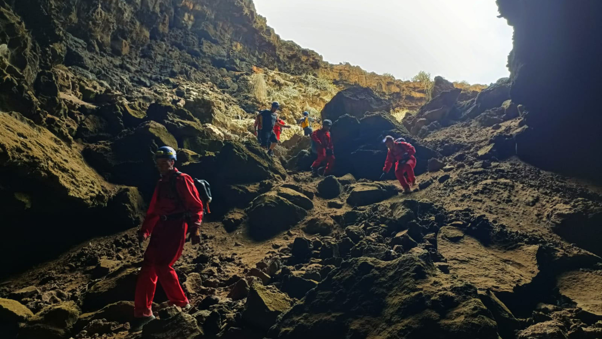 Equipo entrando en el tubo de lava del volcán de La Corona. Foto: Gustavo de Volcan Vertical