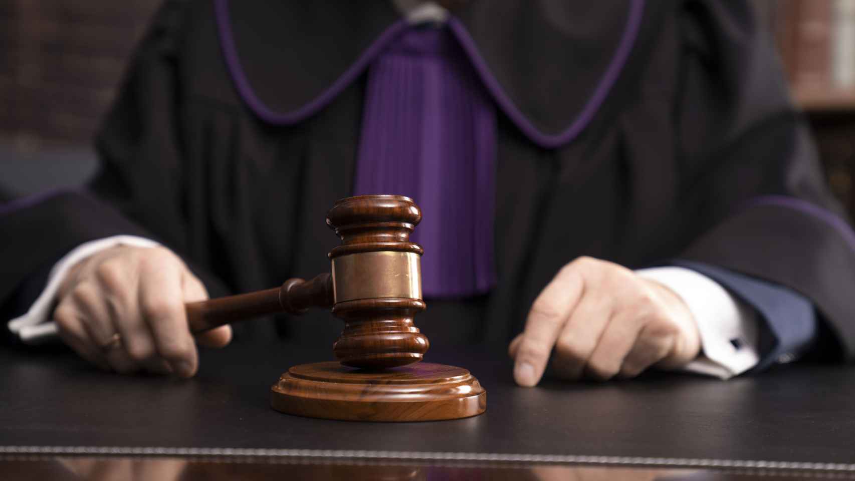 La supresión de la toga en agosto reabre el debate sobre su utilidad entre  los abogados, Legal