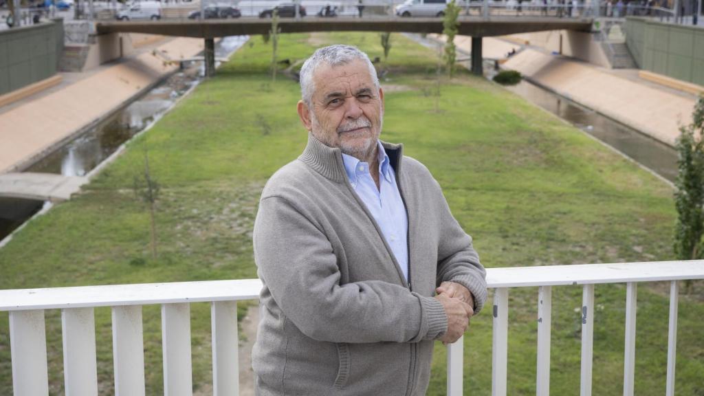 Carlos Miró posa sobre el puente de Tetuán, con el río Guadalmedina de fondo.