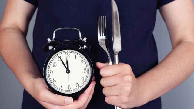 Descubre la mejor hora para comer y cenar y logra una pérdida de peso saludable