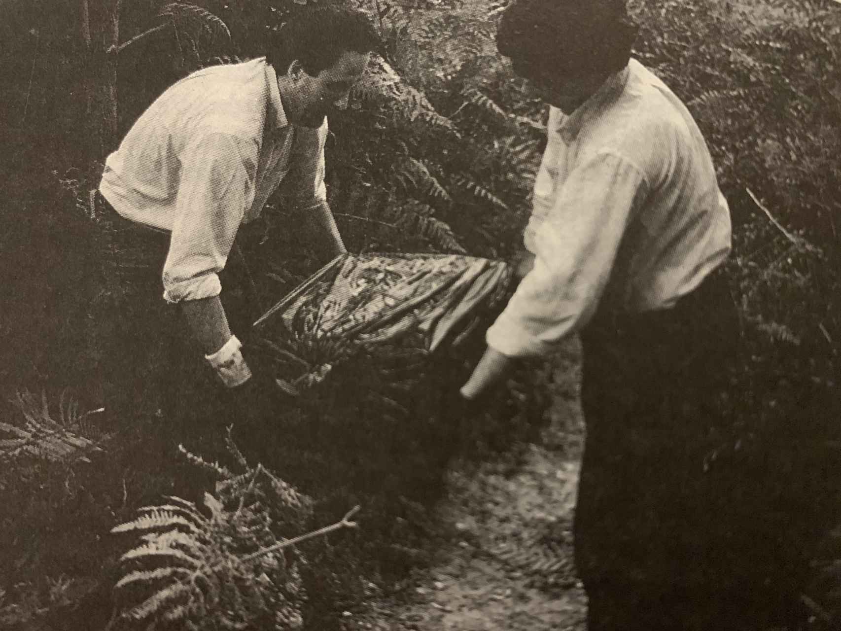 Ricardo Arques (izquierda) y Melchor Miralles (derecha) sacan el baúl del zulo de los GAL.