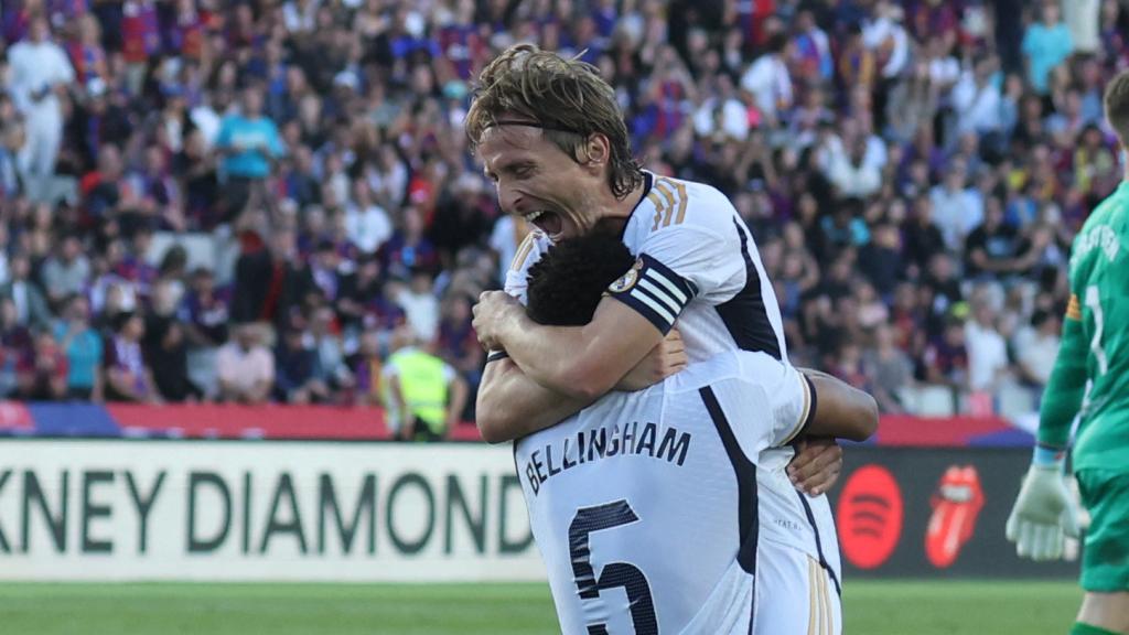 Luka Modric posa con la camiseta de 500 partidos con el Real Madrid.