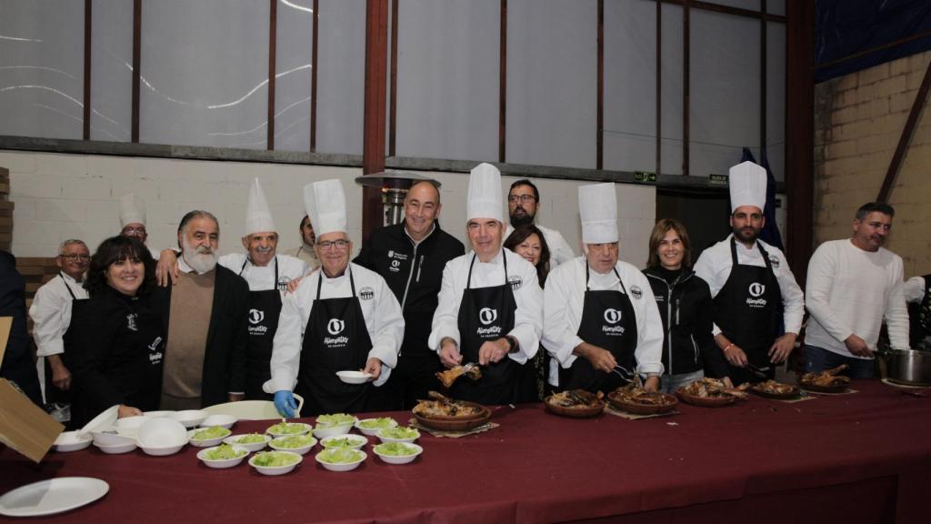 Los encargados de preparar el lechazo en esta fiesta organizada por la Diputación