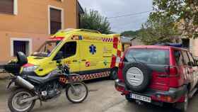 Policía Municipal de Ponferrada, Bomberos y una ambulancia de Sacyl en el lugar donde un senderista ha sufrido un ataque al corazón