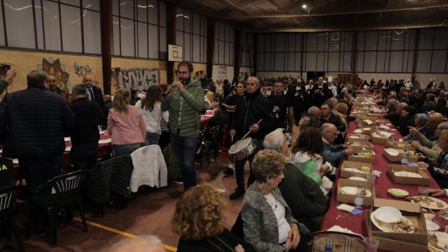 Las personas que han acudido a Sacramenia para degustar el lechazo en el evento organizado por la Diputación