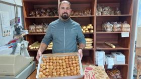 Daniel con sus sabrosos buñuelos en la Panadería López de Aldeamayor de San Martín