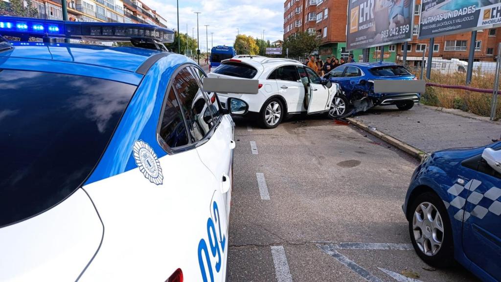 El vehículo, que ha perdido el control, empotrado contra un coche que estaba estacionado