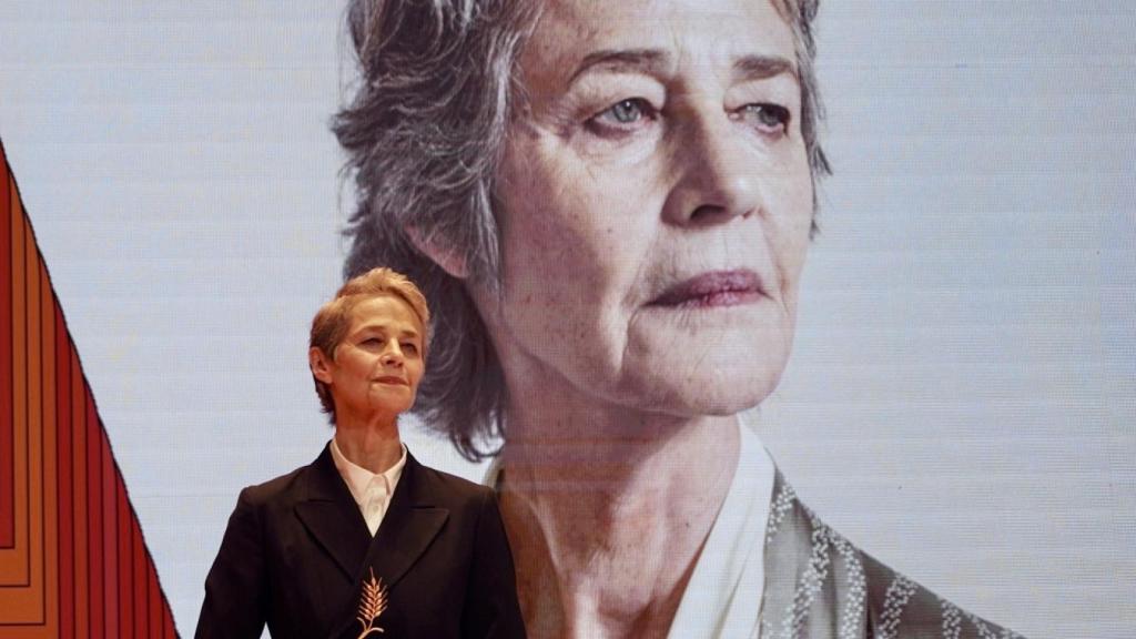 La actriz británica Charlotte Rampling recibiendo la Espiga de Honor en la Seminci