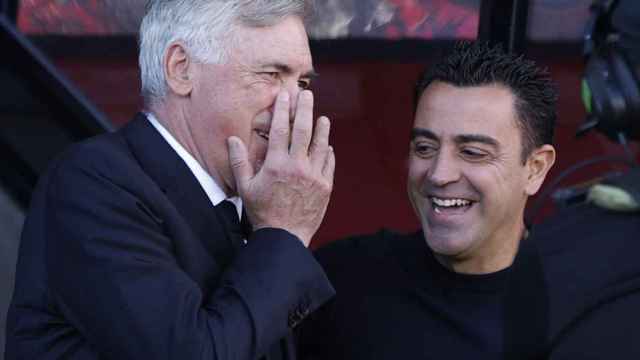 Xavi Hernández y Carlo Ancelotti bromean antes de comenzar El Clásico.