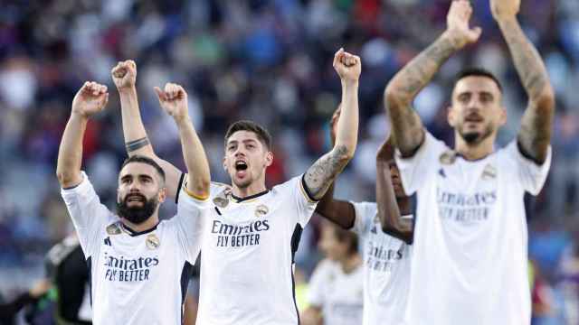 Carvajal, Valverde y Joselu celebran la victoria del Real Madrid en El Clásico