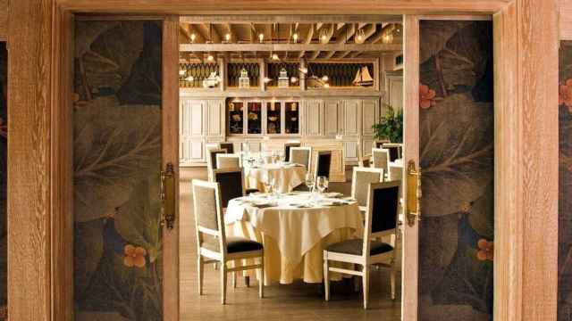 Salones de gusto francés con boiserie y papel pintado caracterizan los nuevos espacios del Restaurante Portonovo tras una cuidada reforma.