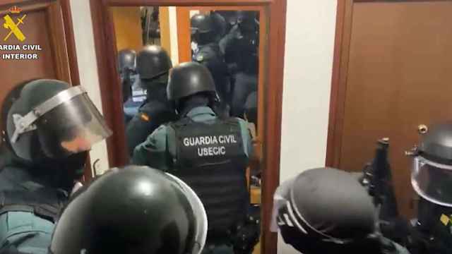 Guardia Civil accediendo a la vivienda de los ladrones detenidos.