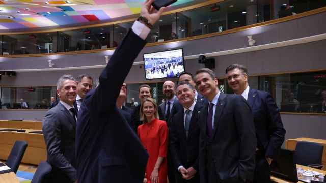 El selfi de despedida de los líderes de la UE al primer ministro de Luxemburgo, Xavier Bettel, que acaba de perder las elecciones