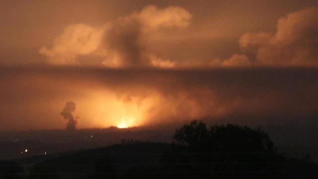 Imagen de uno de los fuertes bombardeos en la zona norte de la Franja de Gaza, en la noche del viernes.