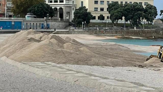 La duna de Riazor hace unos días durante su construcción.