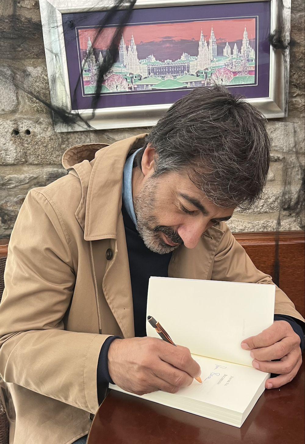 Juan del Val ayer firmando su nueva novela en Santiago.