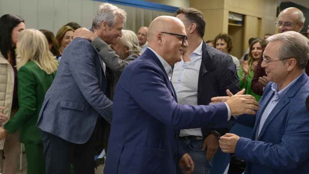 El presidente de la Xunta de Galicia, Alfonso Rueda (i) y el presidente del PP de Ourense, Manuel Baltar (d) saludan a los asistentes durante una junta directiva en la que renuncia a liderar el partido en Ourense.