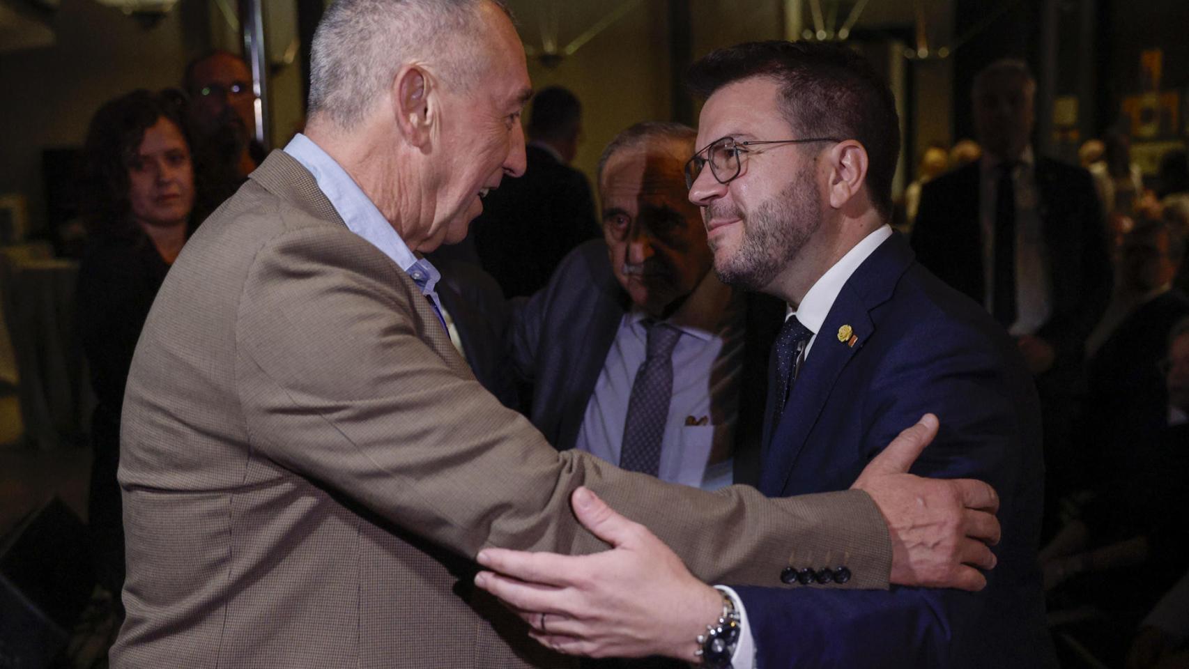 El presidente de la Generalitat de Cataluña Pere Aragonès charla con Joan Baldoví durante la gala de entrega de los 52º Premis Octubre de literatura