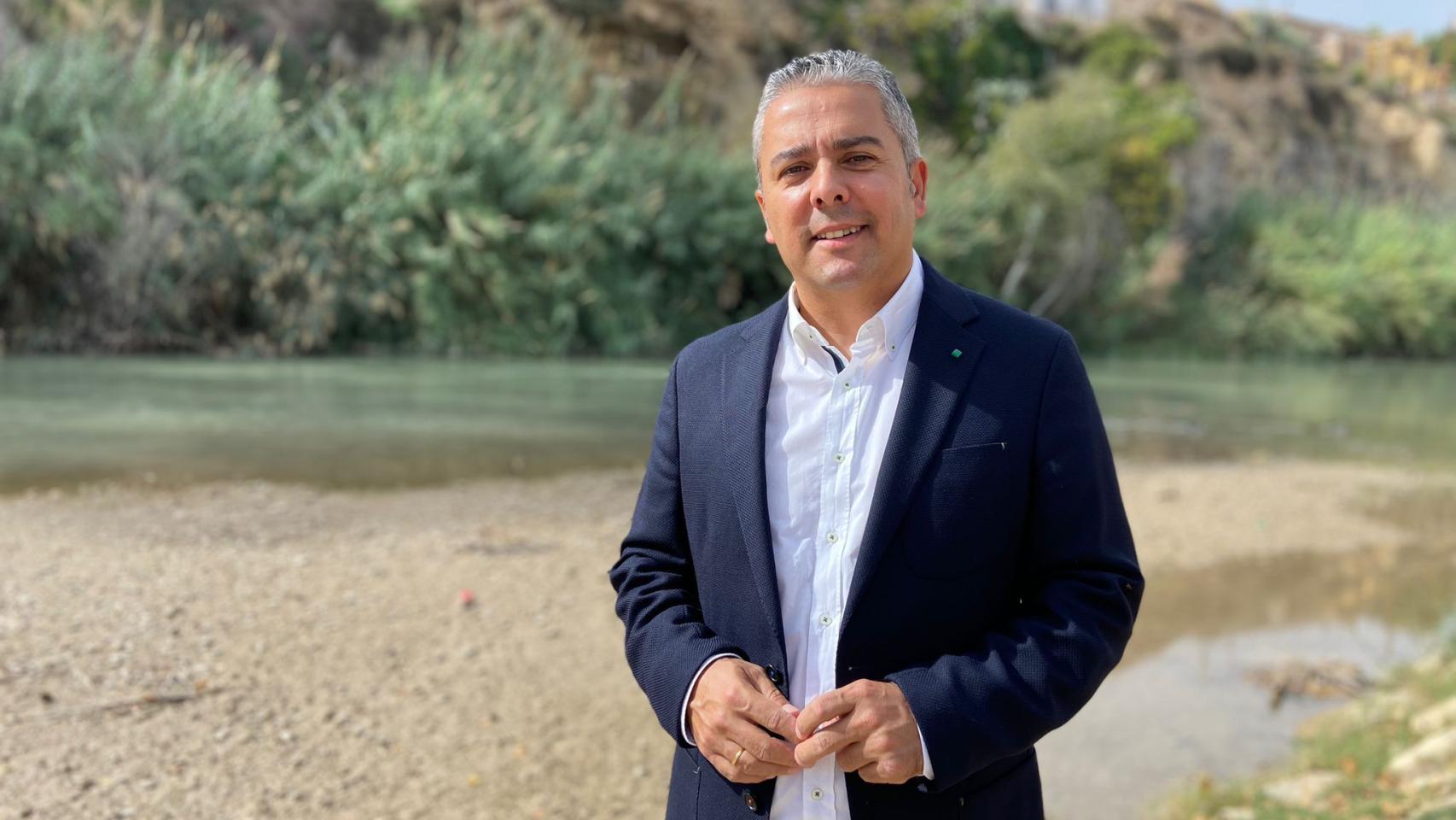 El diputado del PP de la Asamblea Regional de Murcia, Jesús Cano, junto al río Segura.