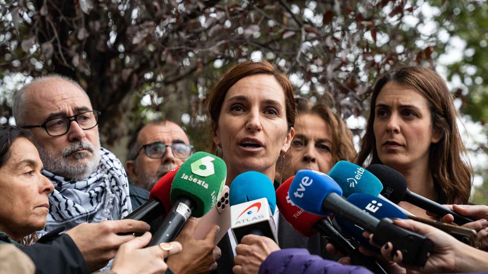 La líder de Más Madrid, Mónica García, ofrece declaraciones a los medios durante la manifestación en apoyo a Palestina, a 29 de octubre, en Madrid.
