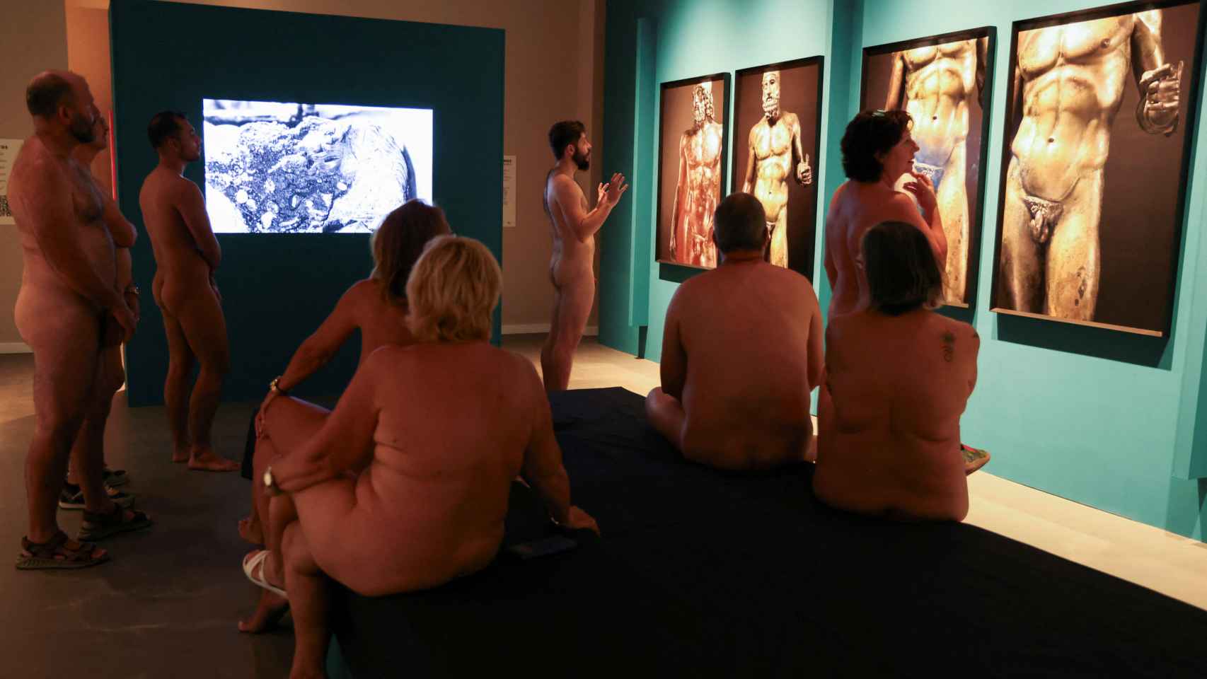 El grupo de visitantes que han acudido desnudos al museo de Arqueología de Cataluña