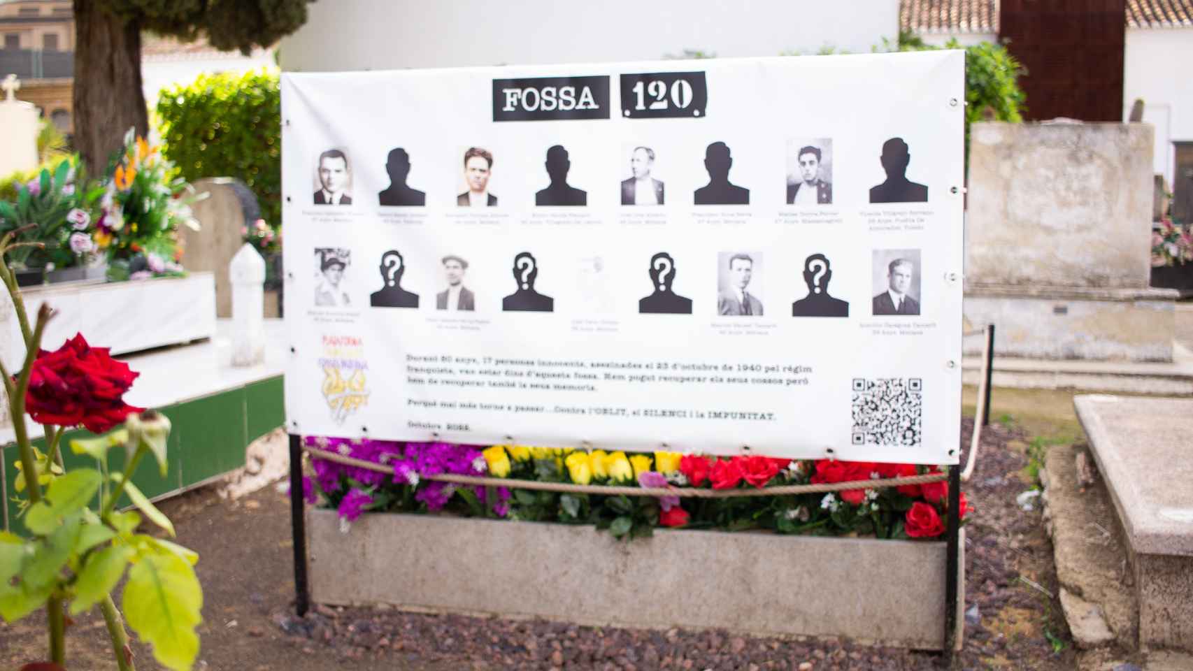 Una de las placas conmemorativas de las víctimas de la represión franquista en el cementerio de Paterna.