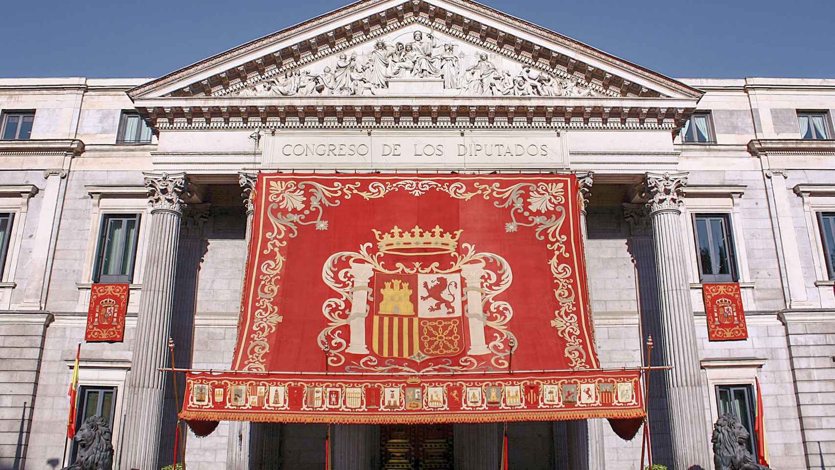 El baldaquino en la fachada del Congreso de los Diputados que sólo se va a poder ver este lunes y martes en Madrid.