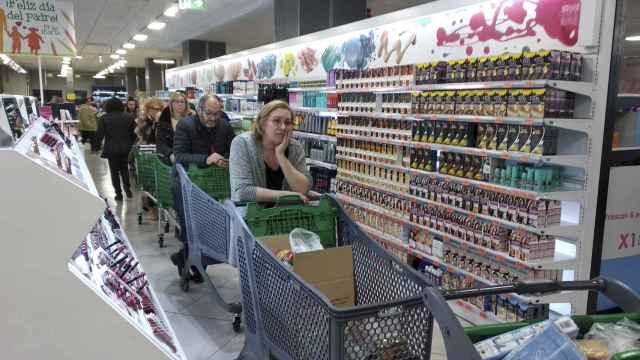 Varias personas haciendo cola para pagar en un supermercado