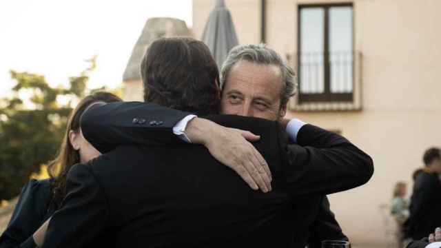 Juan García-Gallardo y Kiko Méndez, principal asesor de Santiago Abascal, abrazándose