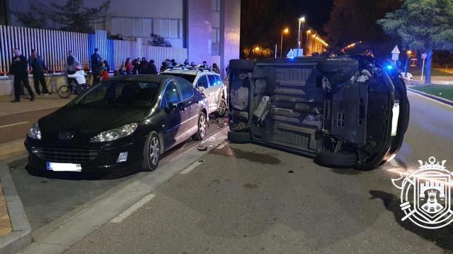 Imagen del coche volcado