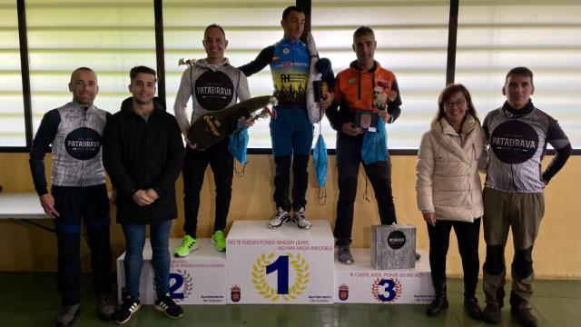 Los ganadores de la VIII Jamountain Bike Guijuelo subidos al podio con sus regalos