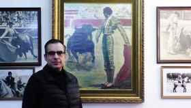 Pedro Martínez Jareño posa junto a una de las fotos de su padre, el gran diestro albaceteño 'Pedrés', que ejecuta la famosa 'Pedresina'