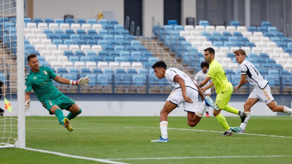 Álvaro Rodríguez marca de cabeza en el Real Madrid Castilla - Ceuta.