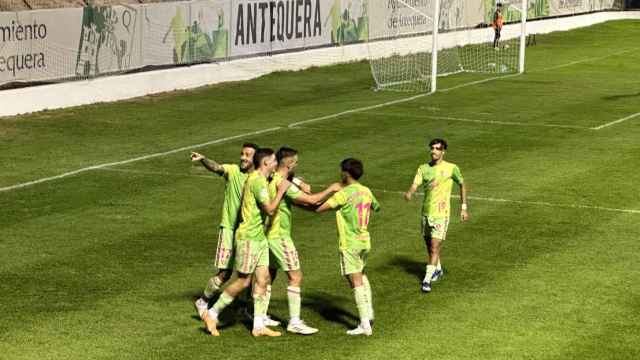 Los jugadores del Málaga celebran el gol de Kevin contra el Antequera.
