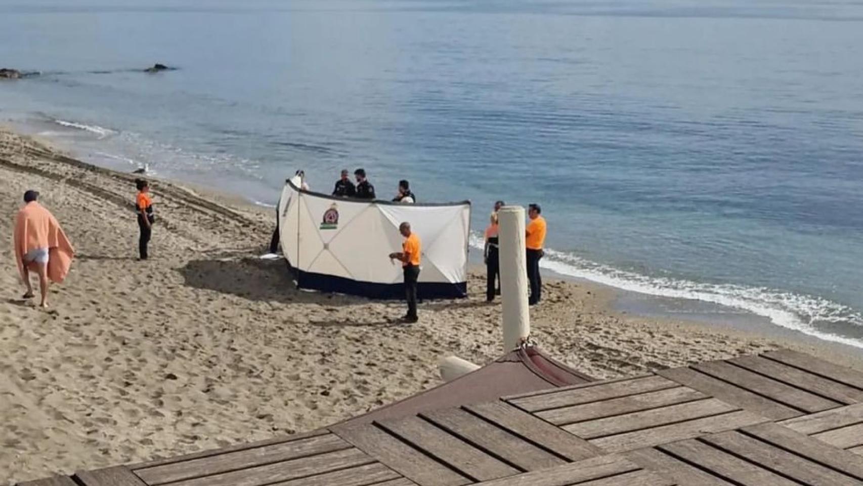 Muere un hombre ahogado en la playa de Venus de Marbella (Málaga).