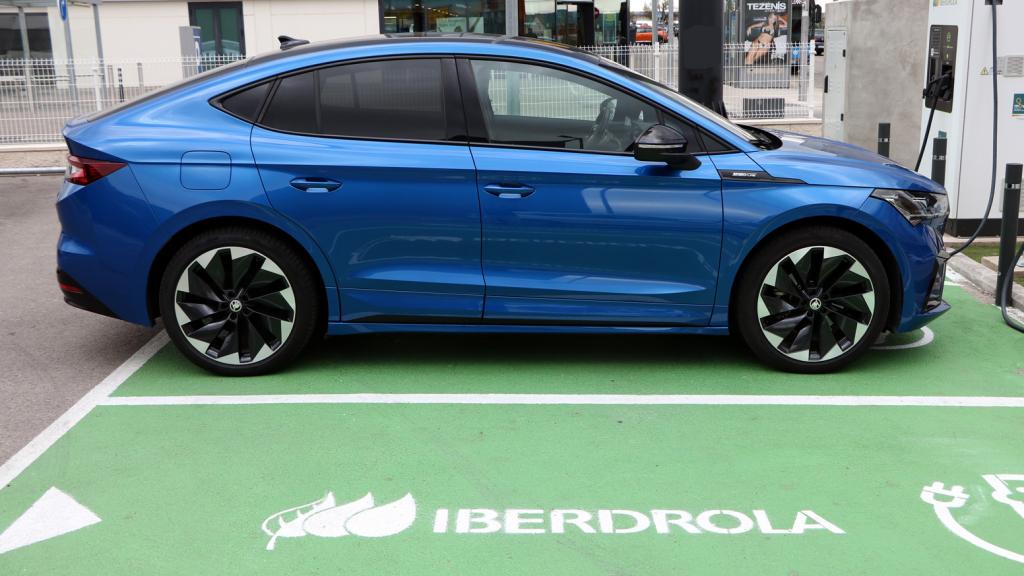 El Skoda Enyaq Coupé durante la carga en la red pública de Iberdrola.