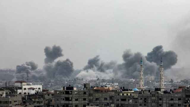 Columnas de humo se elevan durante los ataques israelíes en Gaza.