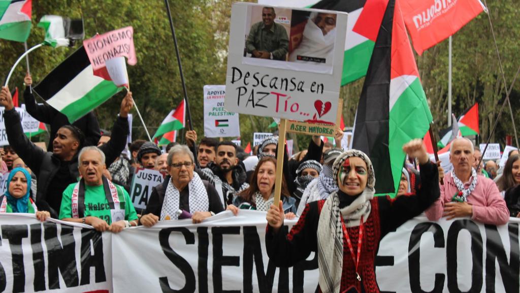 La joven gazatí estuvo en primera línea de la manifestación junto a su familia.