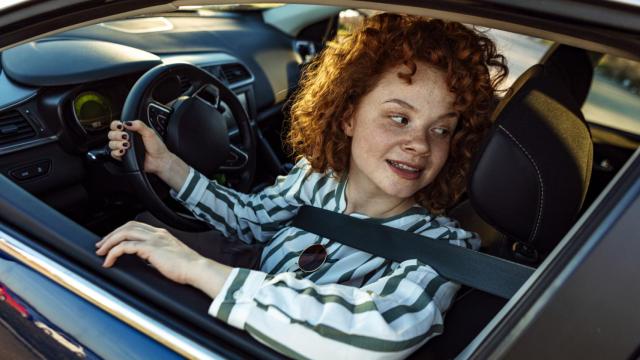 Imagen de una mujer aparcando el coche.