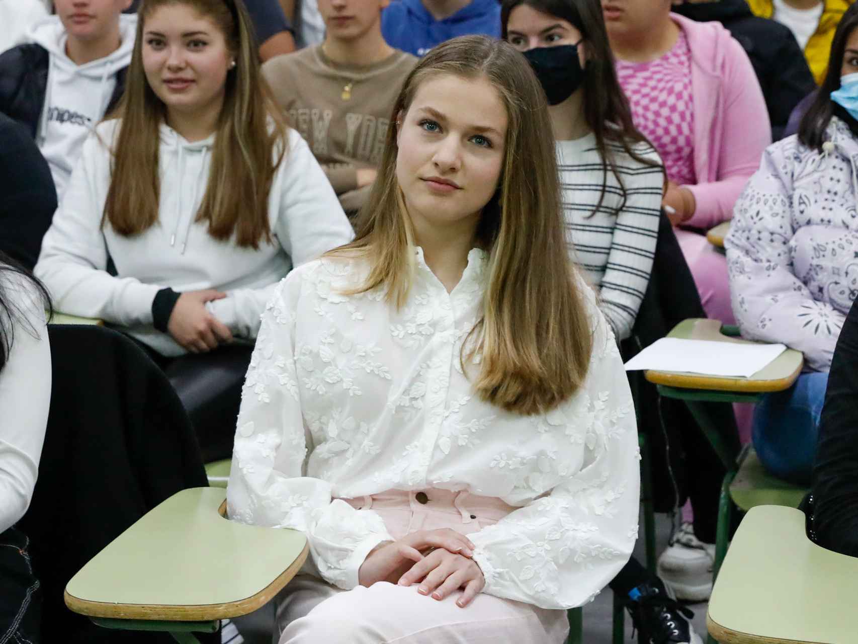 La Princesa, durante la visita a un instituto de Madrid.