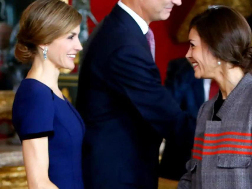Letizia, junto a Eva Fernández en el Palacio Real.