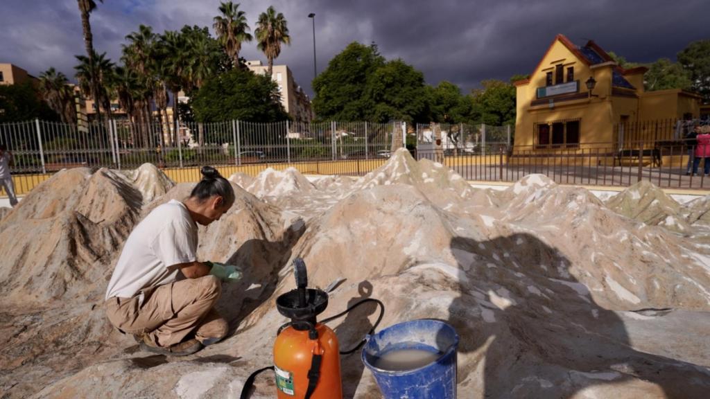 Uno de los trabajadores en la restauración del mapa.