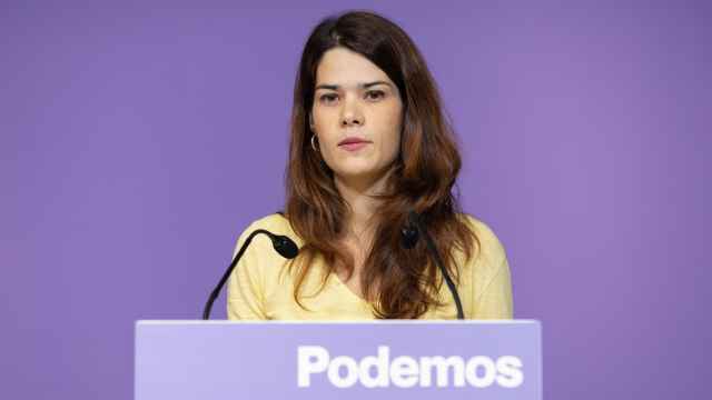 La portavoz de Podemos, Isa Serra, este lunes en una rueda de prensa desde la sede de Podemos.