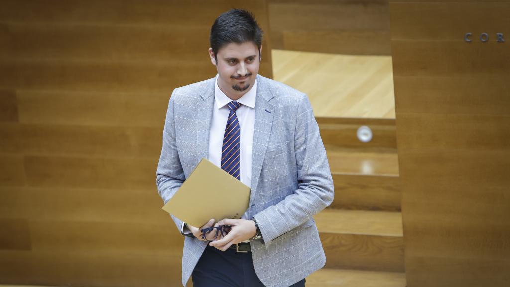 El diputado de Vox, José Muñoz, el jueves en el pleno de las Cortes valencianas. EE
