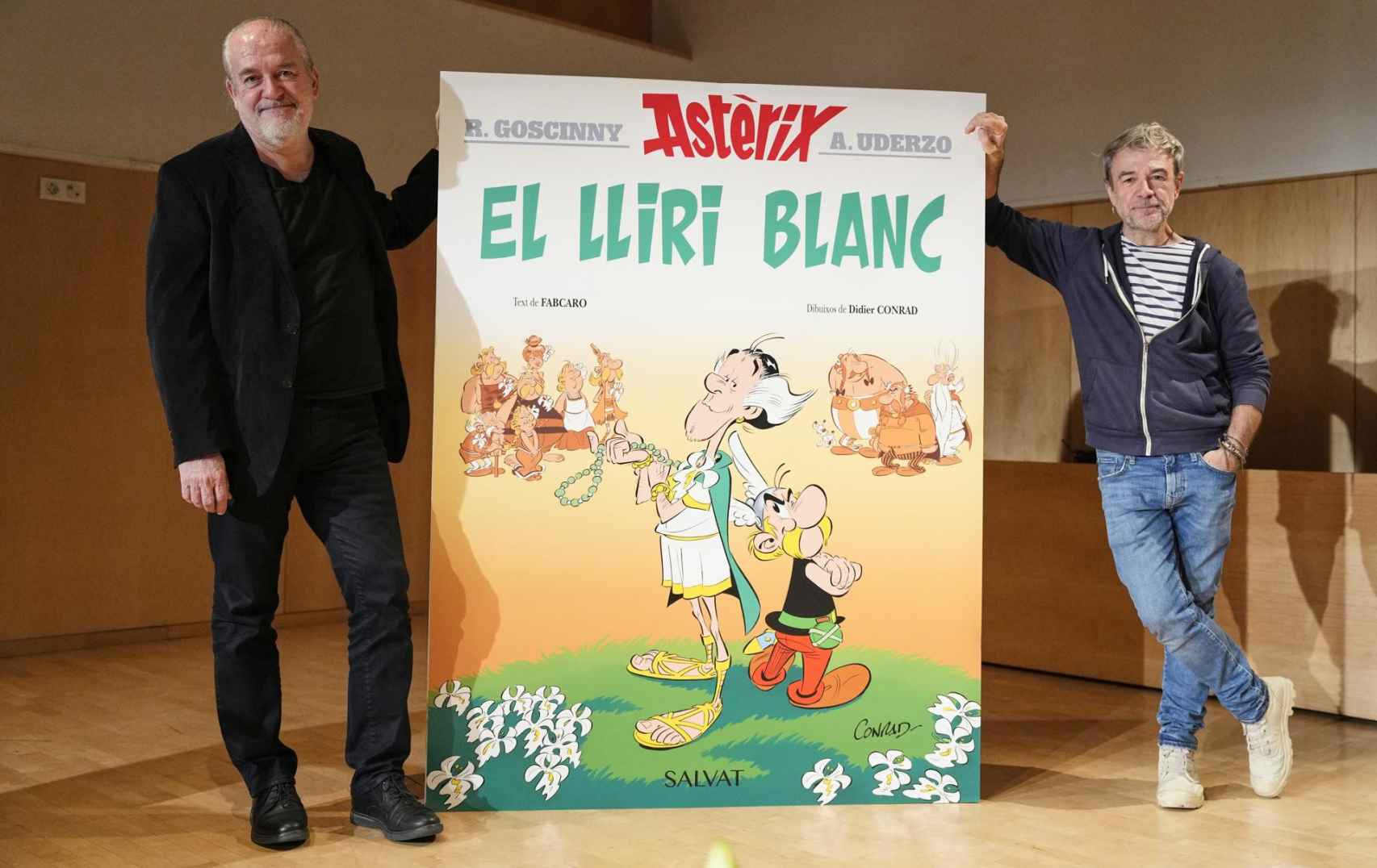 El ilustrador Didier Conrad (i) y el guionista Fabrice Caro (d) posan durante la presentación del nuevo álbum de Astérix, 'El lirio blanco', este lunes en Barcelona. Foto: EFE/ Alejandro García
