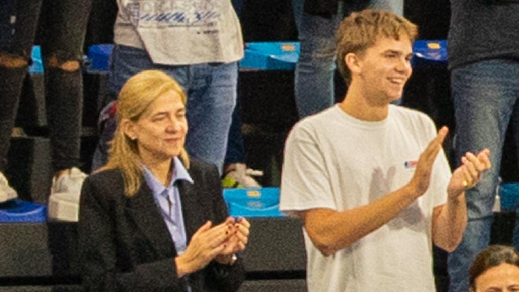 Miguel Urdangarin y la infanta Cristina, en el partido de Pablo Urdangarin, en Barcelona.